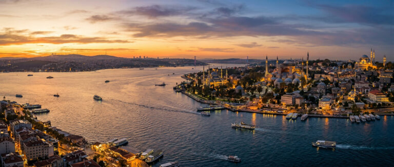Vue panoramique des rives d’Istanbul et de ses monuments historiques